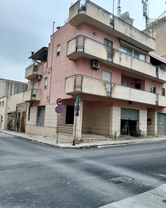 Casa su 3 livelli ad angolo di 2 strade