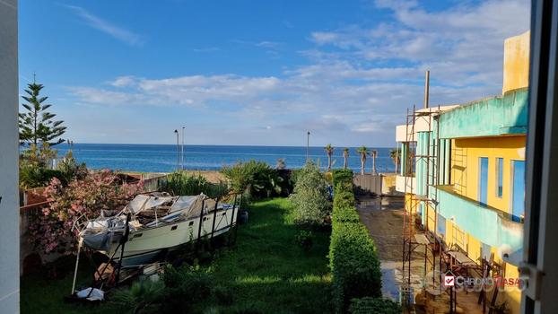 Venetico Marina fronte mare 3 vani con cantina