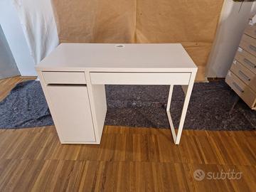 Scrivania bianca moderna con cassetto e ripiani