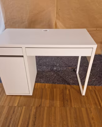 Scrivania bianca moderna con cassetto e ripiani