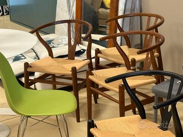 Sedie nuove in legno design stock