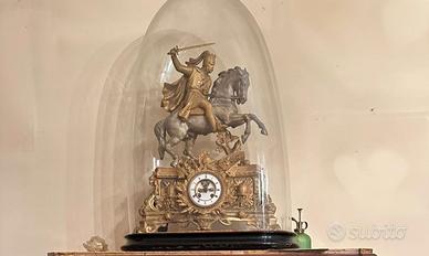 Orologio statua con copertura in vetro.