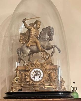 Orologio statua con copertura in vetro.