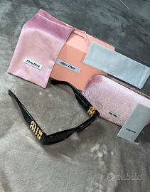 Miu Miu SMU11W Black: Glamour Iconico