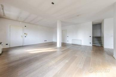 Appartamento di 204 m² con più di 5 locali e box a