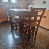 Tavolo da cucina con sedie in legno