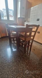 Tavolo da cucina con sedie in legno