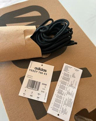 Yeezy 700 v3 nere