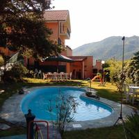 Quadrilocale con giardino e piscina a 20' dal mare