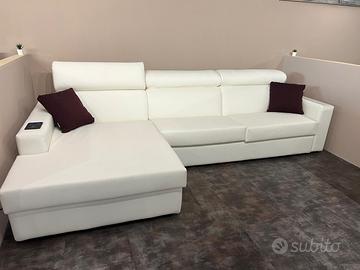 divano in pelle con penisola bianco