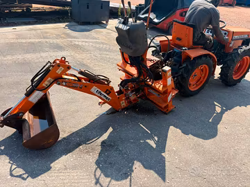 A303 - Retro escavatore per trattore piccolo