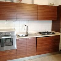 Cucina lineare in legno massello