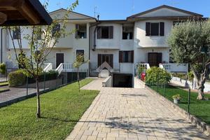 VILLA A SCHIERA A LENO