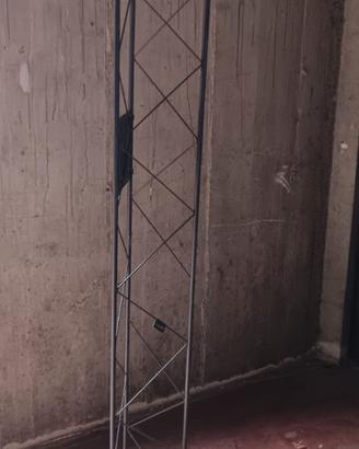 Traliccio marca Targetti con 3 faretti