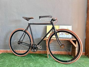 Bici a scatto fisso con freni