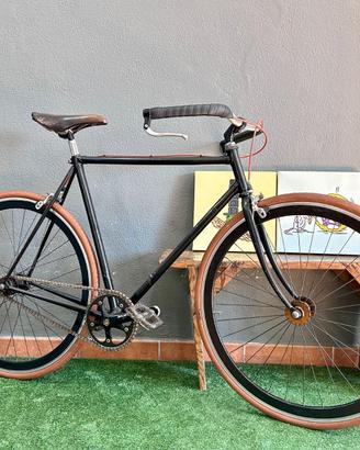 Bici a scatto fisso con freni
