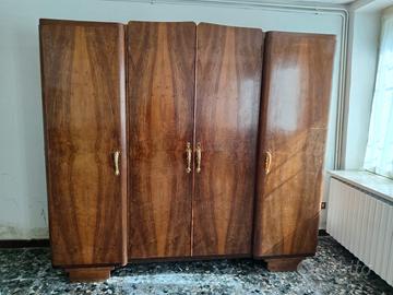 armadio vintage in legno