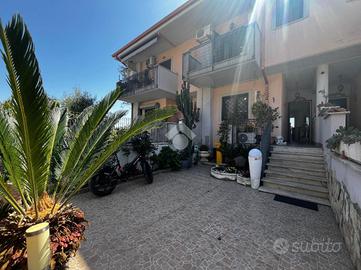 VILLA A SCHIERA A NETTUNO