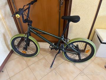 Bici modello BTWIN BMX WIPE 500 da 20 pollici.