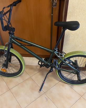Bici modello BTWIN BMX WIPE 500 da 20 pollici.