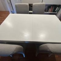 Tavolo bianco allungabile con sedie