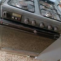 cucina con fornelli e forno a gas