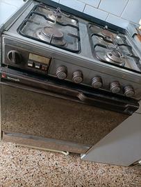 cucina con fornelli e forno a gas