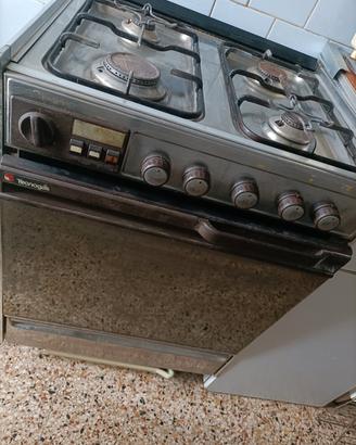 cucina con fornelli e forno a gas