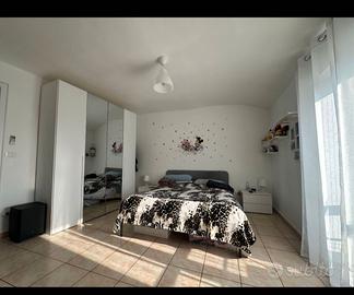 Camera da letto matrimoniale.