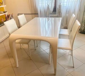 Tavolo allungabile di design  e 4 sedie vera pelle