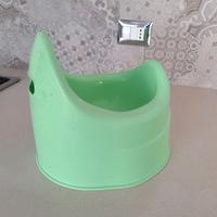 Vaso pipì per bambini di colore verde.