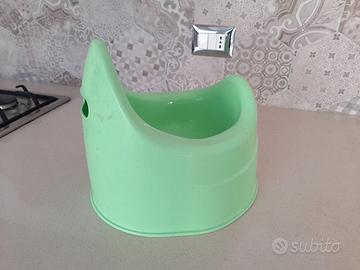 Vaso pipì per bambini di colore verde.