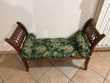 divanetto elegante in legno con cuscino imbottito