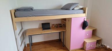 Cameretta con letto a castello e scrivania