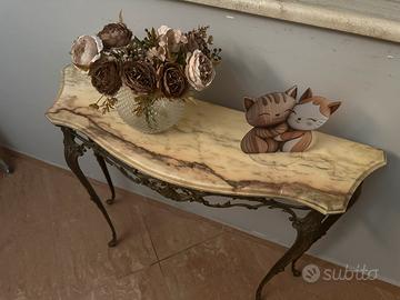 Consolle in marmo naturale con struttura elegante.