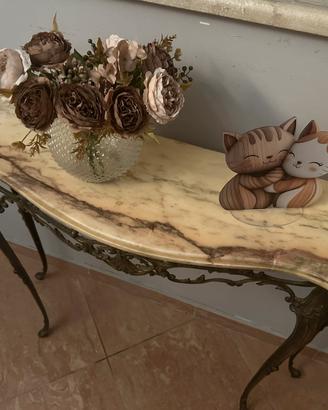 Consolle in marmo naturale con struttura elegante.