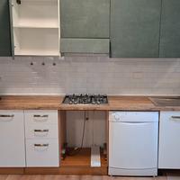 Cucina con forno,  piano cottura e lavastoviglie