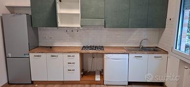 Cucina con forno,  piano cottura e lavastoviglie