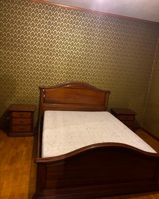 Letto matrimoniale e comodini
