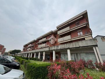 NEGOZIO A VENARIA REALE