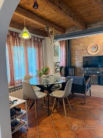 Luminosa villa accostata