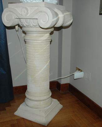 Colonna in pietra leccese