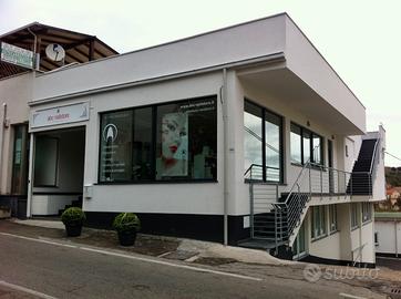 STABILE CON 3 LOCALI COMMERCIALI |posizione ideale