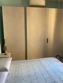 Armadio nuovo in legno con ante scorrevoli