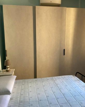 Armadio nuovo in legno con ante scorrevoli