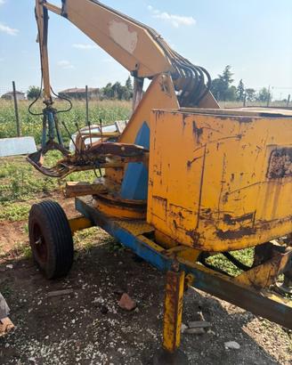 ragno carica tronchi letame e forca ramaglie