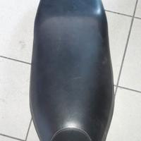 F12 50 01-06 : sella scudo faro serbatoio