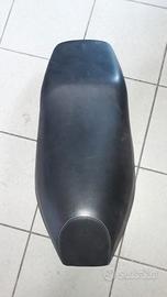 F12 50 01-06 : sella scudo faro serbatoio