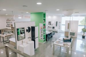 Calliano, elegante negozio vetrinato