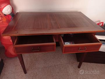 Scrivania in legno da ufficio